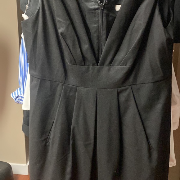 Classic v-neck black dress - Picture 2 of 3